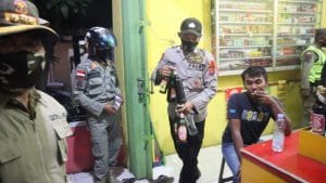 Satgas Ops Bina Kusuma Maung 2021 Polres Cilegon Amankan Puluhan Botol Miras di Toko Jamu