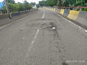 Jalan Playover Pas Tanjakan Berlubang,Membahayakan pengendara.