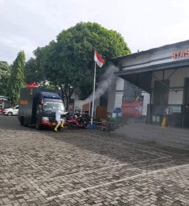 Stasiun Serang di Semprotkan Disinfektan oleh Brimob Polda Banten