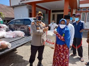 Polres Cilegon di wilayah sektor Ciwandan salurkan Paket Beras kepada warga.