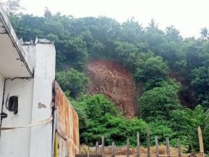 Warga sekitar tebing yang Alami longsor diminta waspada,Kondisi Cuaca masih Buruk.
