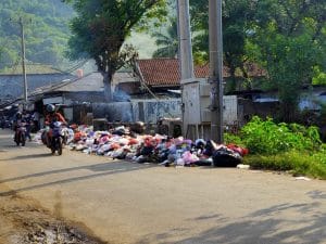 Tumpukan sampah jadi pemandangan warga Merak,sampai kapan begini?