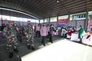 Panglima TNI dan Kapolri Tinjau Vaksinasi Drive Thru di Bali