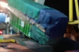 Truk Bermuatan Odol Nyaris terguling di KMP SMS Sagita didermaga III Merak.