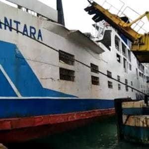 Cuaca Buruk di Penyebrangan Merak-Bakauheni Mengakibatkan tambang Kapal KMP Mitra Nusantara Putus.