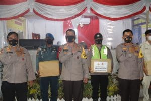 Kapolda Banten Serahkan Bingkisan Lebaran Kepada Personel yang Bertugas di Operasi Ketupat Maung 2021