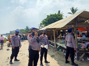 Polda Banten dan TNI, Himbau Wisatawan Di Pantai Untuk Segera Pulang