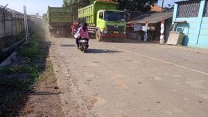 Pengguna jalan Keluhkan Debuh dan lumpur Jalan Nasional Merak-Salira.