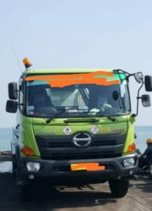 Ada isi BBM dari Mobil Tanki ke kapal:Indahkiat,Kami hanya Melayani Kebutuhan Pengguna jasa.