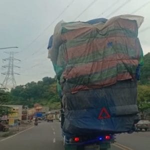 Tampaknya Kendaraan muatan odol bebas melenggang di penyebrangan Pelabuhan Merak.