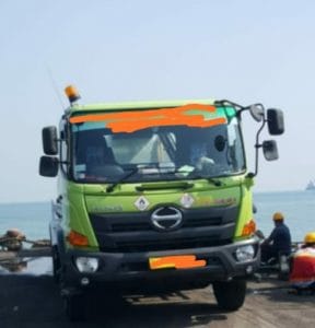 Mobil Tangki isi BBM Ke Kapal Tugboat Didermaga Indah kiat diduga menyalahi Aturan.