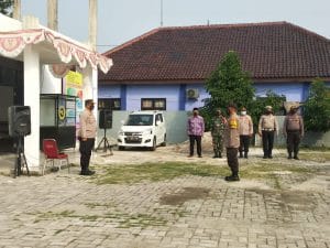 Jelang Pilkades Serentak, Kapolsek Pimpin Apel Tiga Pilar di Desa Kedaung Barat