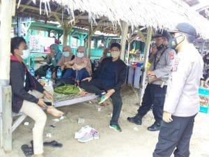 Satbinmas Polres Cilegon cegah penyebaran Virus Covid 19 di Distinasi wisata.