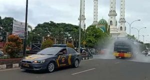 Sambut hari Bhayangkara Polres Cilegon melaksanakan penyemprotan disinfektan.