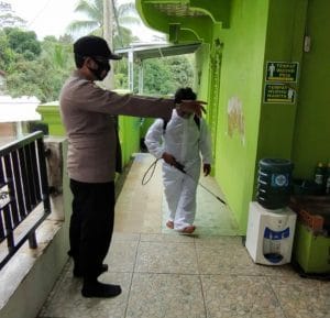 Jajaran Polsek Mancak laksanakan Penyemprotan disinfektan rangkain Hari Bhayangkara ke 75.