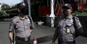 Masyarakat Akhir- akhir ini terkecoh seragam Satpam Mirip dengan seragam Polisi.