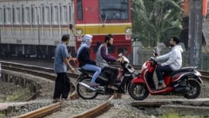 Masyarakat minta PT.KAI setiap Perlintasan Kereta api dibangun Palang pintu.