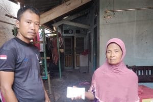 Prihatin,Kebakaran wilayah merak warga beri sumbangan.