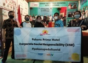 Peduli Masyarakat, Pakons Prime Hotel Bagikan Nasi kotak