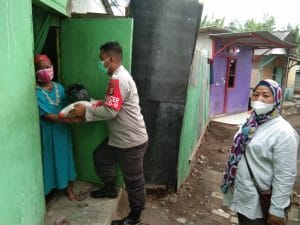 PPKM darurat!!Polsek Pulo merak bagikan puluhan sembako kepada warga.