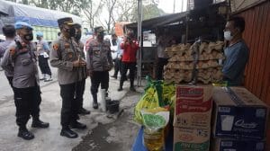 Polres Cilegon berikan Baksos Bhyangkara untuk negeri kepada warga jalani isolasi mandiri.