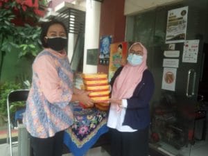 Pakons Prime Hotel Bagikan Nasi Kotak Dan Masker