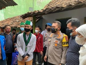 Kapolres Cilegon Bersama Mahasiswa Salurkan Sembako Kepada Warga Terdampak Covid-19