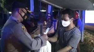 Patroli PPKM darurat level 4 Polsek Pulo merak salurkan Bansos dari Perusahaan.
