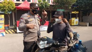 Kepolisian Polsek Pulo Merak Dirikan Posko PPKM darurat level 3 dan 4 di Pasar Tradisional Merak.