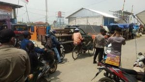 Tegakkan Prokes di Pasar, Polsek Kronjo Polresta Tangerang Bagikan 500 Masker.
