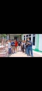 Ormas DPC PECI Pulomerak beri Bantuan Matrial 52 Sak Semen kepada Mushola As’iayah