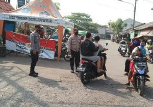 Ajak Patuhi Prokes Satbinmas Polres Cilegon bersama Polsek Anyar Bagikan Masker