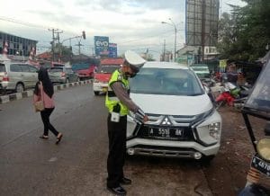Satlantas Polres Serang Tindak Tegas Pengendara Mobil Berplat Sepeda Motor