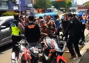 Aksi Ormas Tutup Jalan Raya, Personel Polres Serang Kota Bertindak Tegas