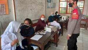 Polsek Panongan Polresta Tangerang Kawal Vaksinasi Pelajar di SMP PGRI 397 Ranca Iyuh Panongan
