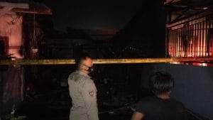 Si Jago Merah Bakar Rumah Warga medaksa,Kapolsek Pulomerak dan anggota Bantu Padamkan Api.