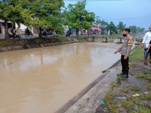 Polsek Kasemen Polres Serang Kota, Bantu Pencairan Warga Yang Tenggelam di Sungai
