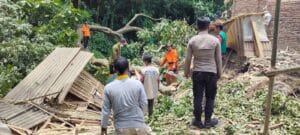 Rumah warga tertimpa pohon, Polsek Pulomerak lakukan evakuasi