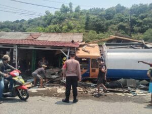 Truk Tangki Tabrak Rumah warga, 1 meninggal, 2 orang Luka- Luka,Aparat Kepolisian tangani Evakuasi