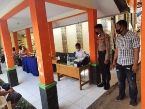 Polsek Kramatwatu Polres Serang Kota Lakukan Pemantauan Giat Vaksin di Puskesmas