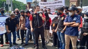 Puluhan Wartawan dan Advokat LQ Indonesia Lawfirm Kumpul di Depan Mabes Polri, Ada Apa?