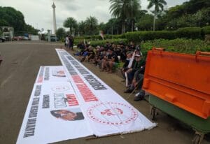 Puluhan Warga Tasikmalaya Nekad Jalan Kaki Dari Tasikmalaya Ke Istana: Ingin Temui Presiden