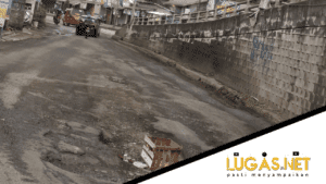 Kesal Jalan Tidak Di Perbaiki, Warga Taroh Bekas Peti Telor Di Lubang Jalan Yang Rusak, Padahal Anggaran 21 M