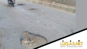 Klop..!!! Jalan Rusak, Di Tambah PJU Tidak Nyala, Pemandangan Di Pasar Lama Merak