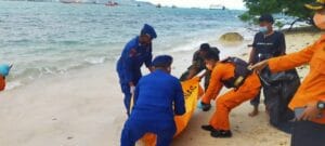 Personel Ditpolairud Polda Banten Evakuasi Penemuan Mayat Di Pesisir Pulau Merak Kecil