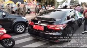 Apes!! Mobil Dinas Walikota Cilegon Dikerumuni Massa Tolak Kenaikan BBM,Plat Mobil Ada 2 Macam’Waduhh