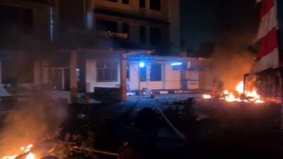 Jakarta Mencekam!!! Sejumlah Polsek Dibakar Massa, Salah Satu Polsek Cipayung