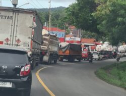 Cuaca Buruk Picu Kemacetan Parah di Jalan Raya Cilegon–Merak, Nitizen : Pengendara Harap Ikuti Aturan