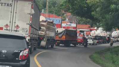 Cuaca Buruk Picu Kemacetan Parah di Jalan Raya Cilegon–Merak, Nitizen : Pengendara Harap Ikuti Aturan