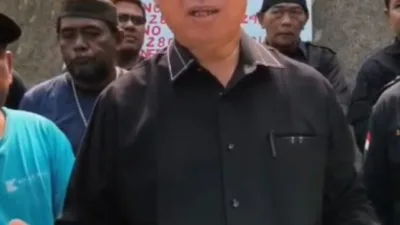 Akhirnya Husen Saidan Bongkar Pagar Seng Tanah Warga Jakarta Didampingi Ketua dan Aparat Kepolisian